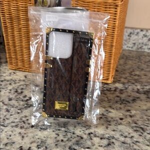 Elegant Brown and Gold Smartphone Case with Textured Design. iPhone 13 pro